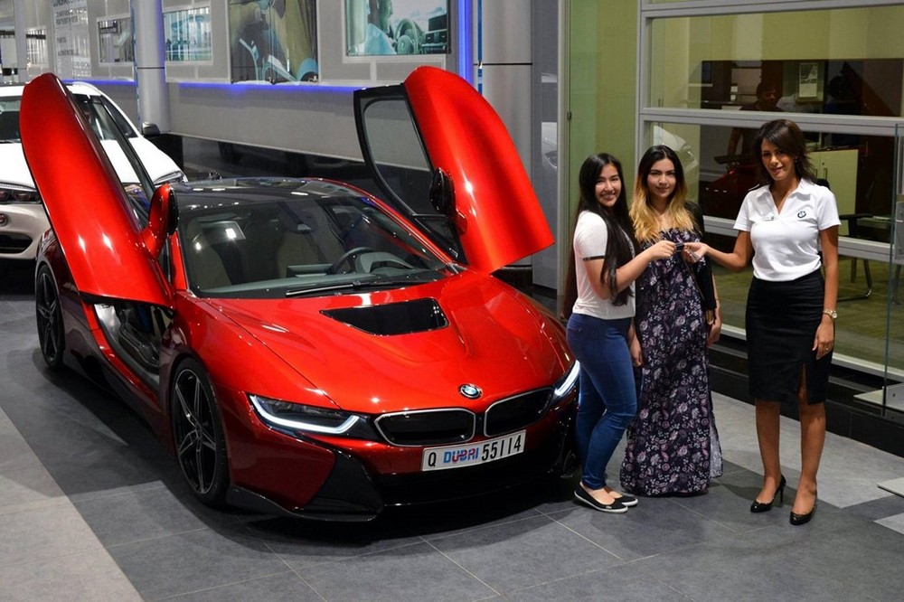 Một lễ bàn giao xe đặc biệt đã được đại lý của BMW tại Abu Dhabi, khi showroom tại đây tổ chức trao chìa khóa mẫu  siêu xe xanh BMW i8 đến tay của công chúa Al Hawi của tiểu vương quốc Abu Dhabi.